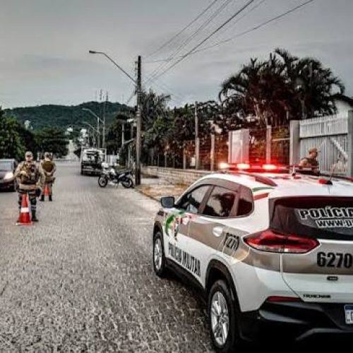 Homem é preso após apresentar documento falso durante barreira da Polícia Militar em Rio do Sul